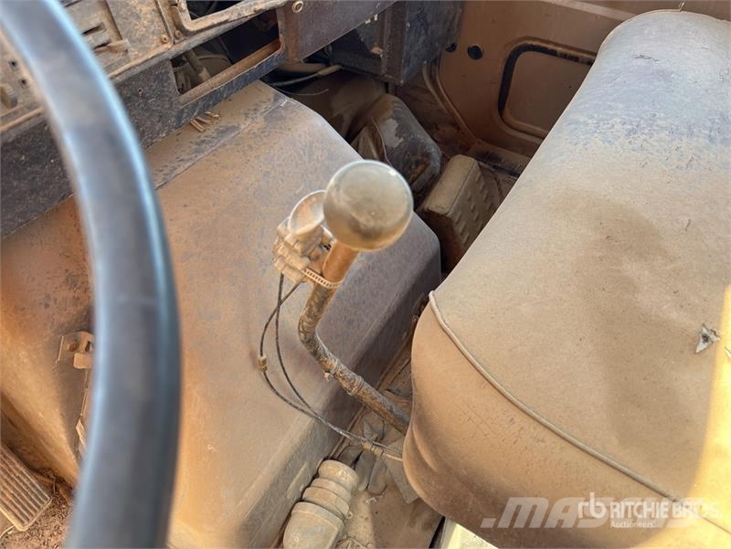 International F1954 6x4 Fuel Truck (Inoperable) Kamioni cisterne