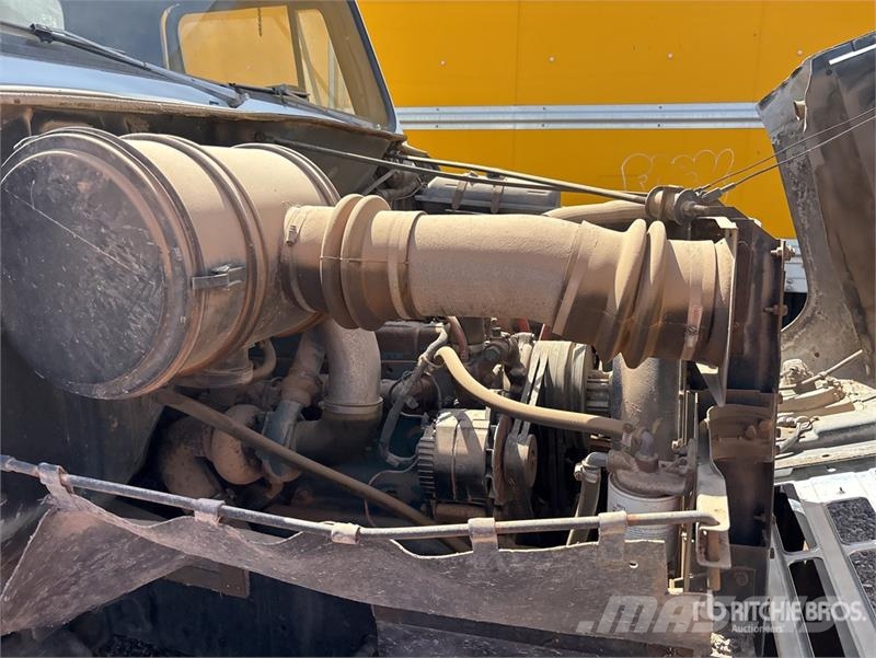 International F1954 6x4 Fuel Truck (Inoperable) Kamioni cisterne