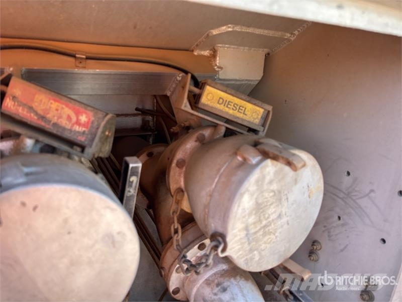 International F1954 6x4 Fuel Truck (Inoperable) Kamioni cisterne