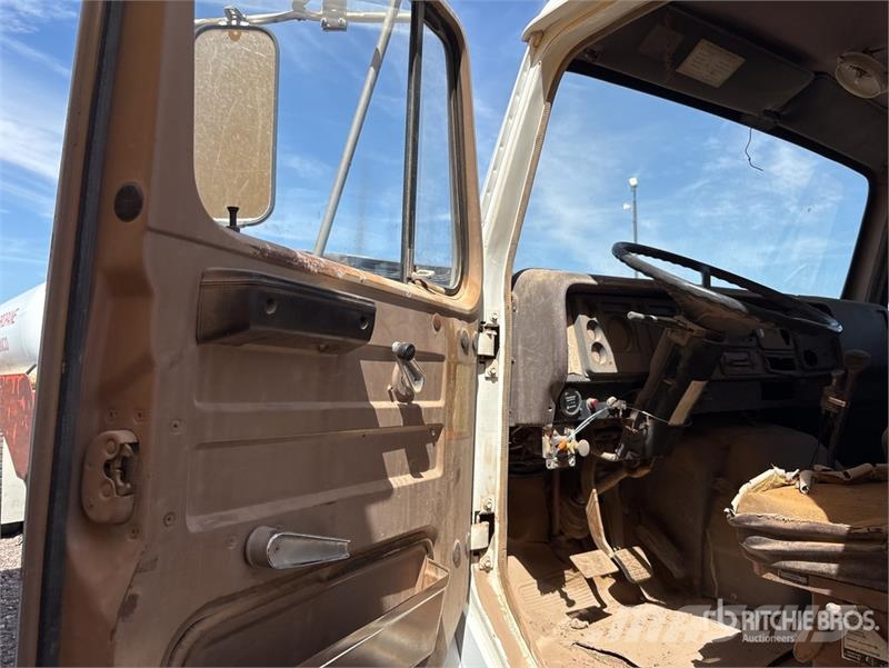 International F1954 6x4 Fuel Truck (Inoperable) Kamioni cisterne