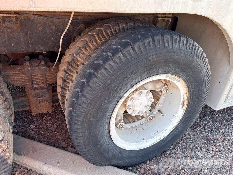 International F1954 6x4 Fuel Truck (Inoperable) Kamioni cisterne