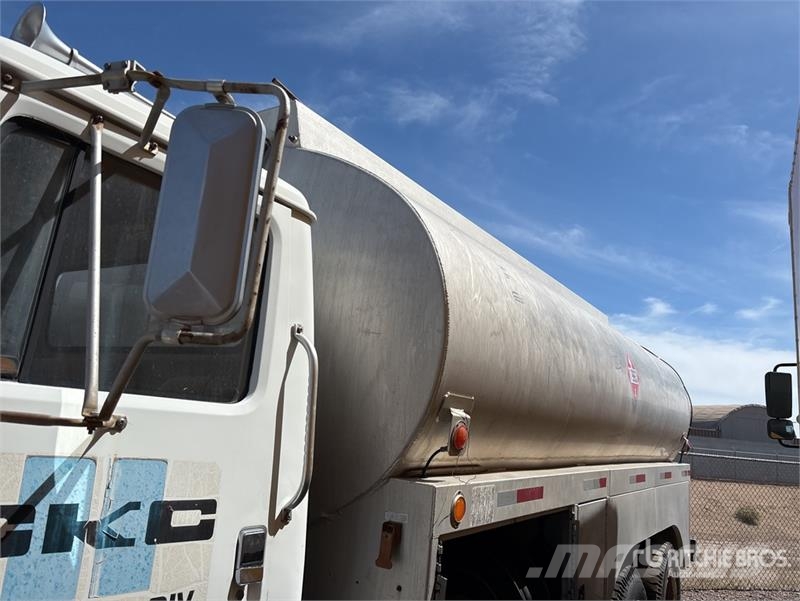 International F1954 6x4 Fuel Truck (Inoperable) Kamioni cisterne