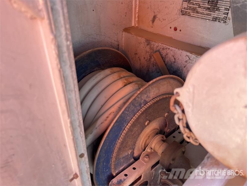 International F1954 6x4 Fuel Truck (Inoperable) Kamioni cisterne