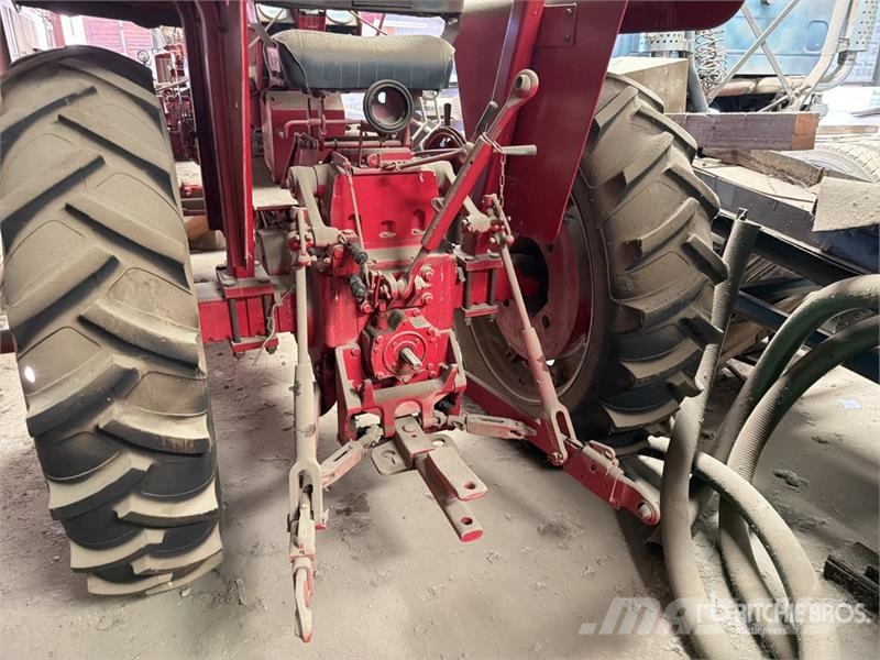 International Harvester Harvester 656 2WD Tractor Tractors