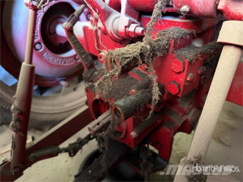 International Harvester Harvester 2WD Tractor Tractors