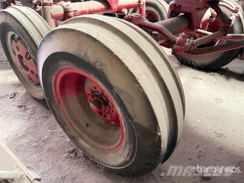 International Harvester Harvester 656 2WD Tractor Tractors