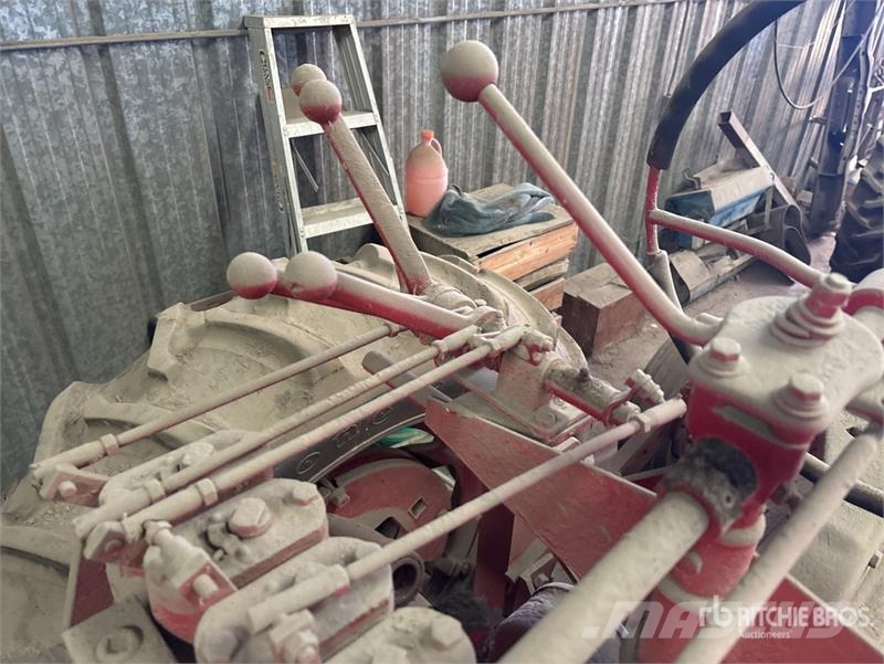 International Harvester Harvester 2WD Tractor Tractors