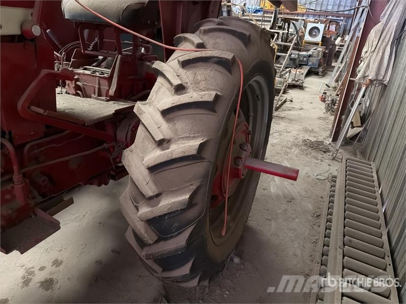 International Harvester Harvester 656 2WD Tractor Tractors
