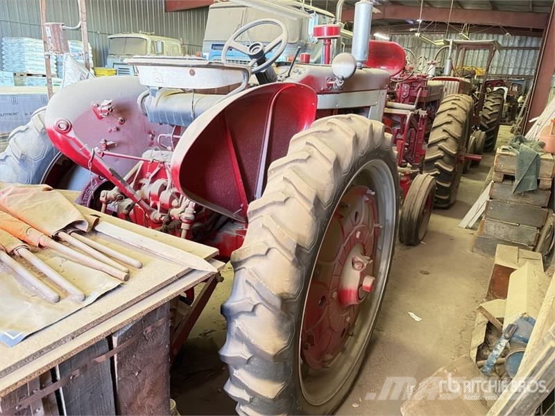 International Harvester Harvester 2WD Tractor Tractors