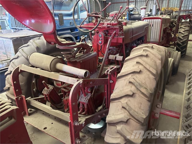 International Harvester Harvester 2WD Tractor Tractors