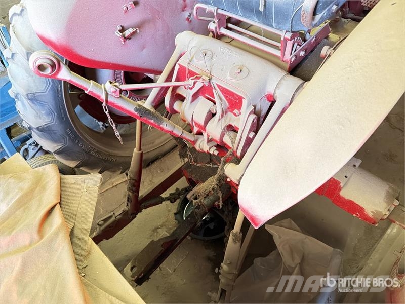International Harvester Harvester 2WD Tractor Tractors