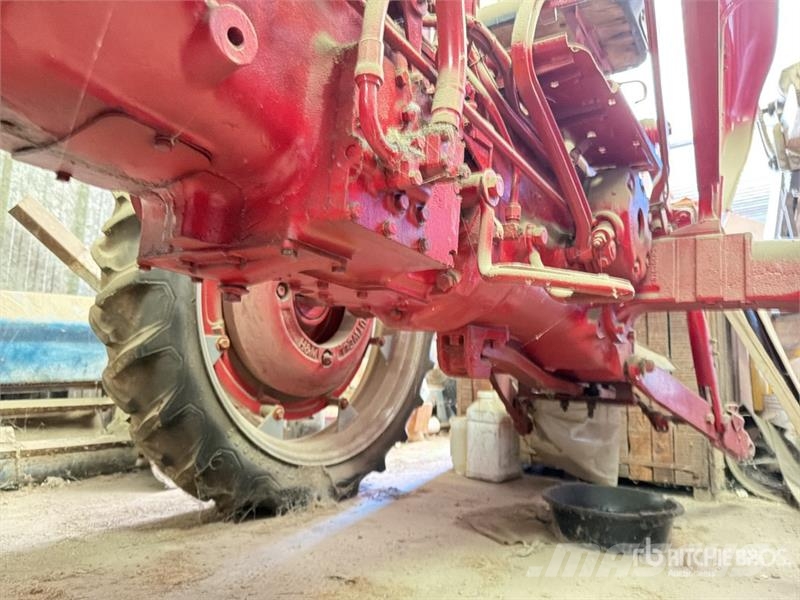 International Harvester Harvester 2WD Tractor Tractors