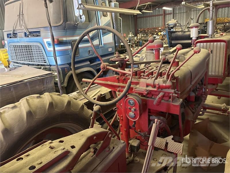 International Harvester Harvester 2WD Tractor Tractors