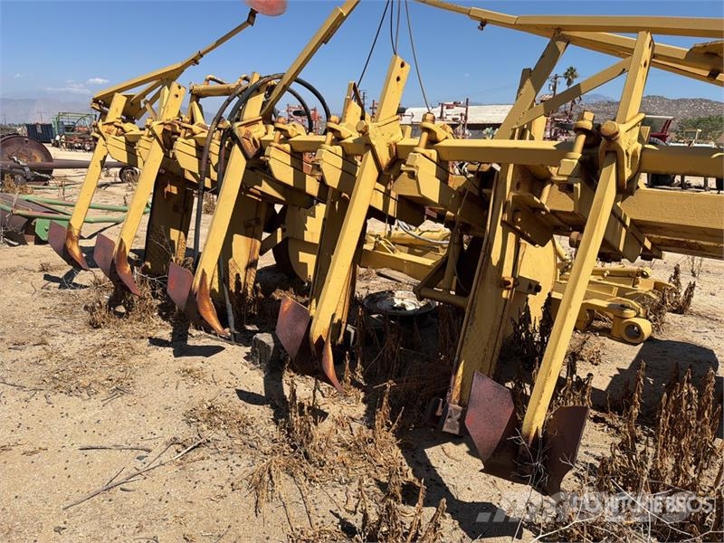 International Harvester Harvester 28 ft Plow Další