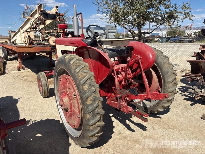 International Harvester Harvester 2WD Tractor Traktorer