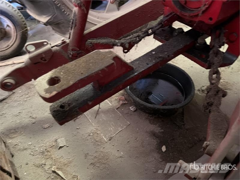 International Harvester Harvester 2WD Tractor Tractors