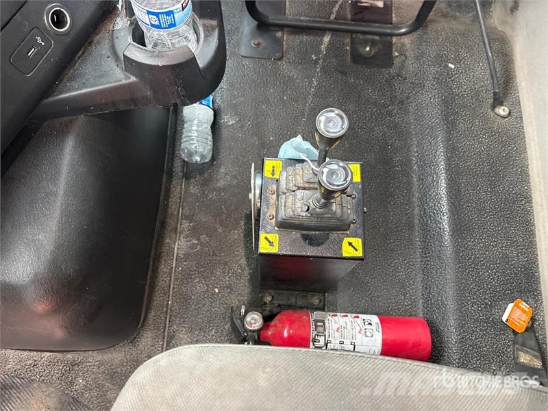 International HV613 6x4 Roll-Off Truck Kipplader