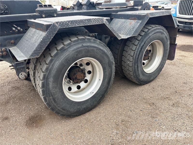 International HV613 6x4 Roll-Off Truck Kipplader