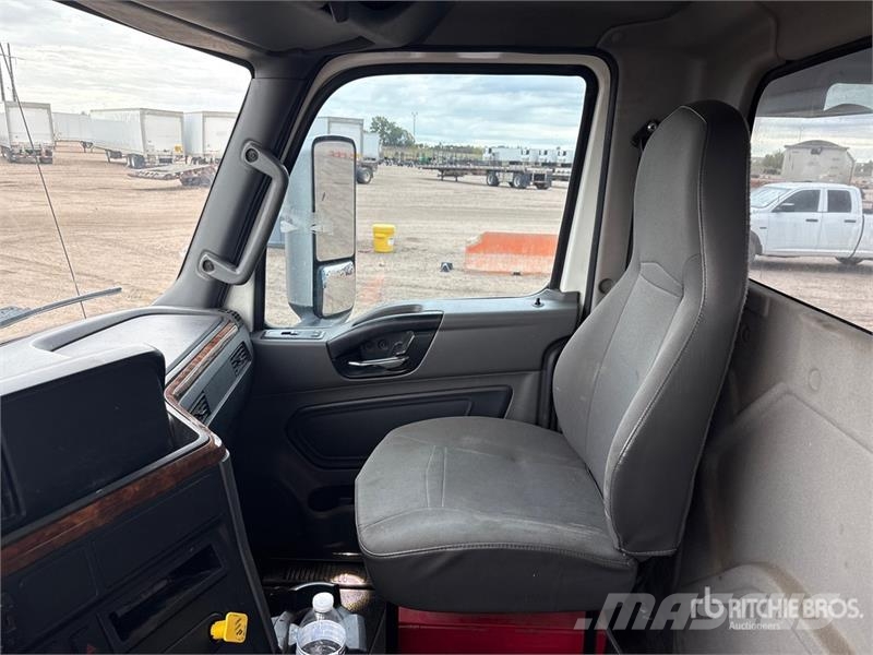 International HV613 6x4 Roll-Off Truck Kipplader