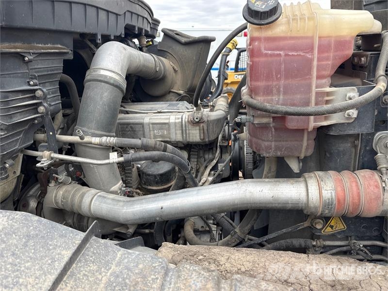 International HV613 6x4 Roll-Off Truck Kipplader