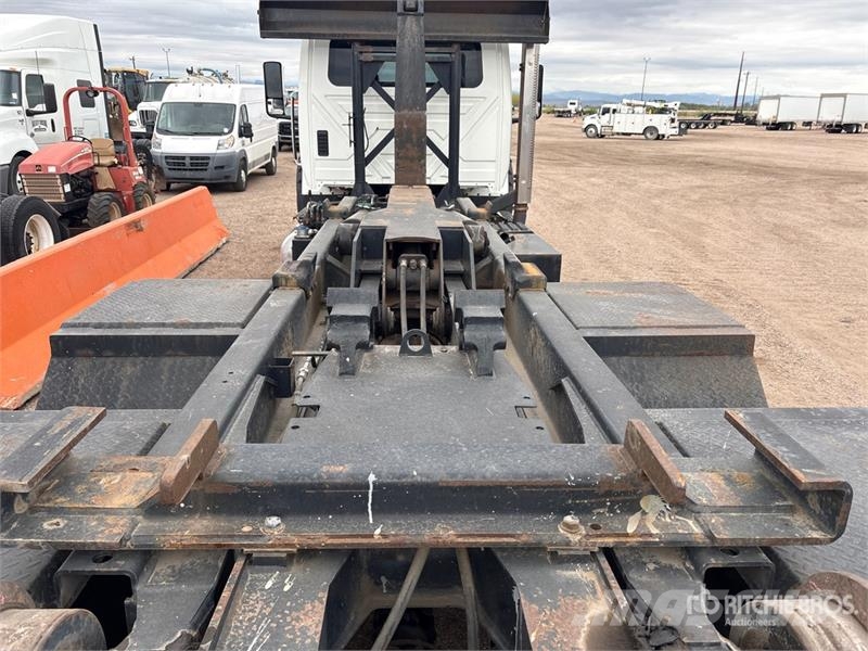 International HV613 6x4 Roll-Off Truck Kipplader