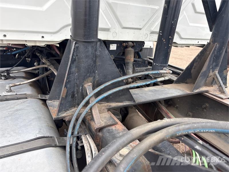 International HV613 6x4 Roll-Off Truck Kipplader