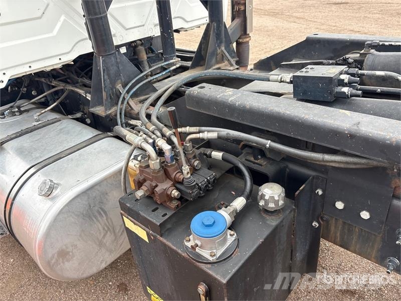 International HV613 6x4 Roll-Off Truck Kipplader