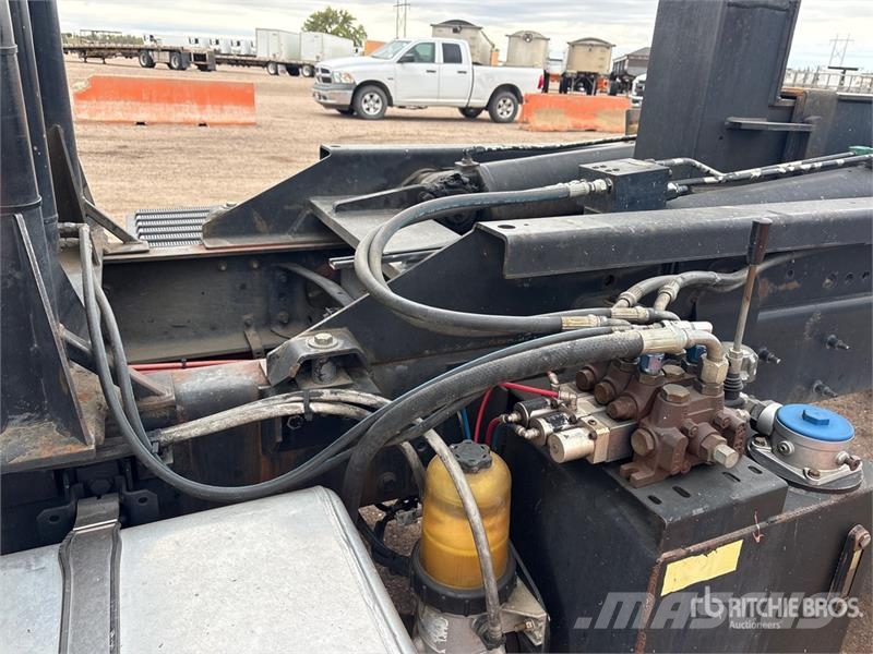 International HV613 6x4 Roll-Off Truck Kipplader