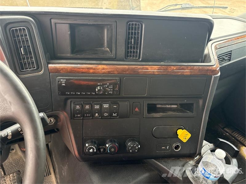 International HV613 6x4 Roll-Off Truck Kipplader