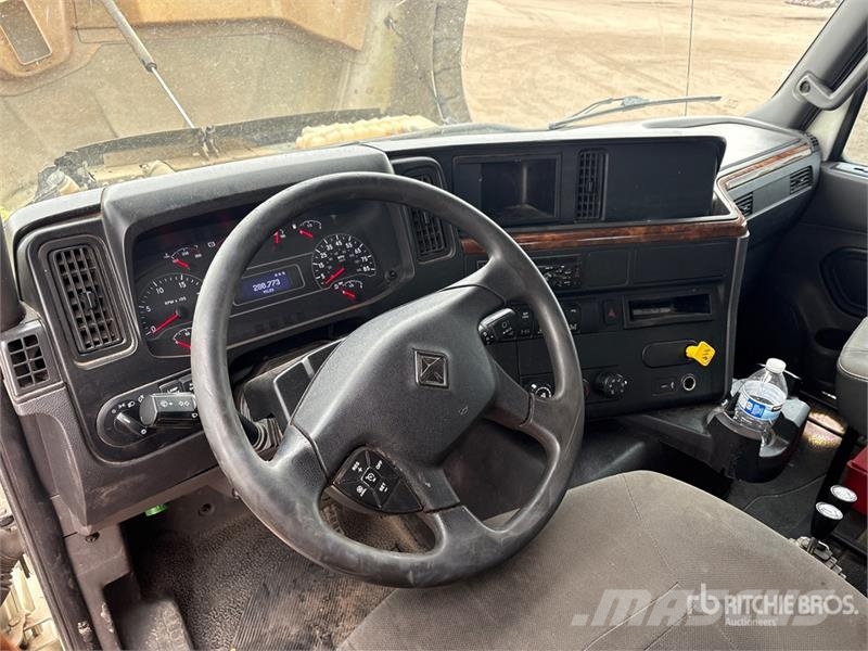 International HV613 6x4 Roll-Off Truck Kipplader