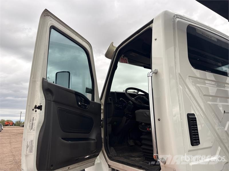 International HV613 6x4 Roll-Off Truck Kipplader