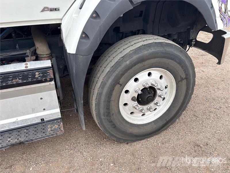 International HV613 6x4 Roll-Off Truck Kipplader