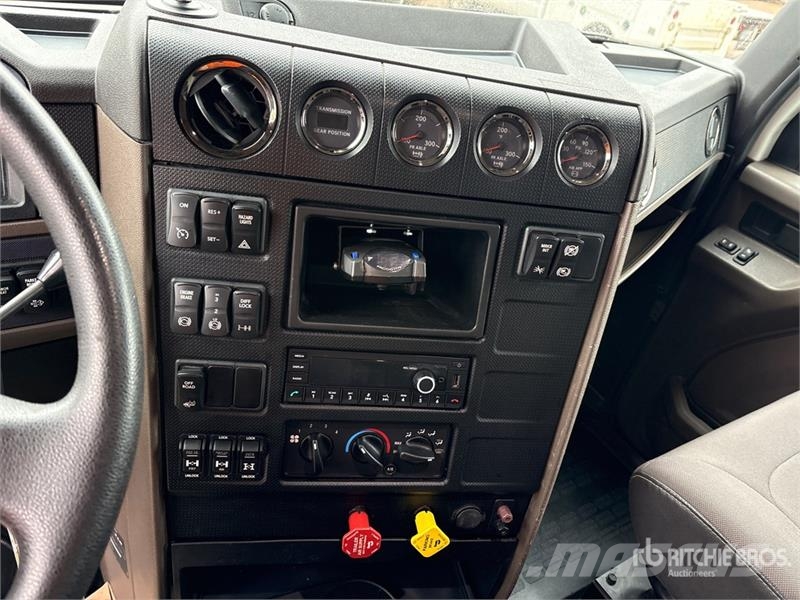 International HX620 自卸式货车