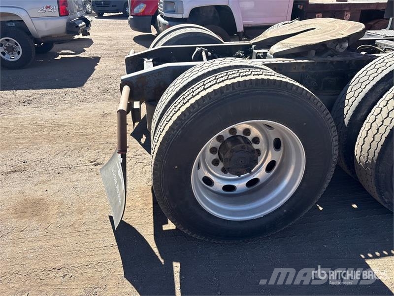 International LF687 6x4 T/A Sleeper Truck Tractor Tegljači