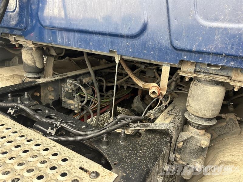 International LF687 6x4 T/A Sleeper Truck Tractor Vilcēji