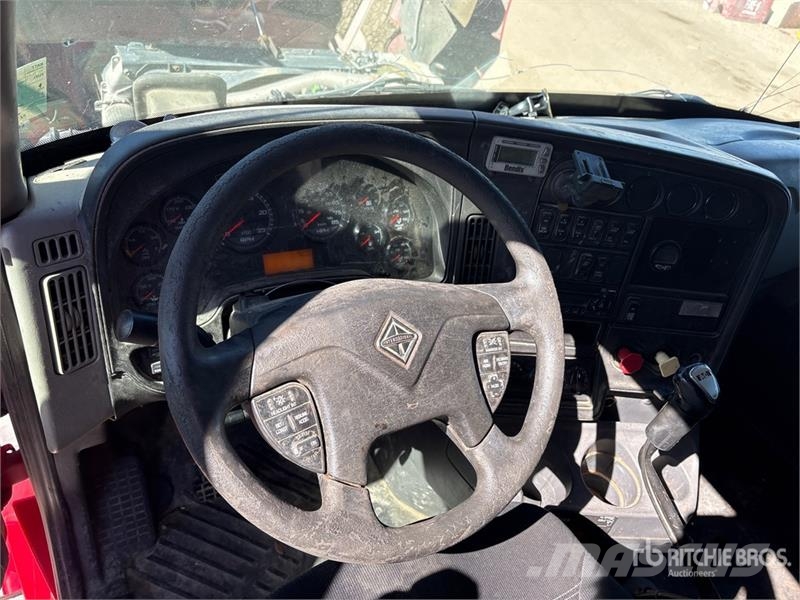 International LF687 6x4 T/A Sleeper Truck Tractor Tegljači