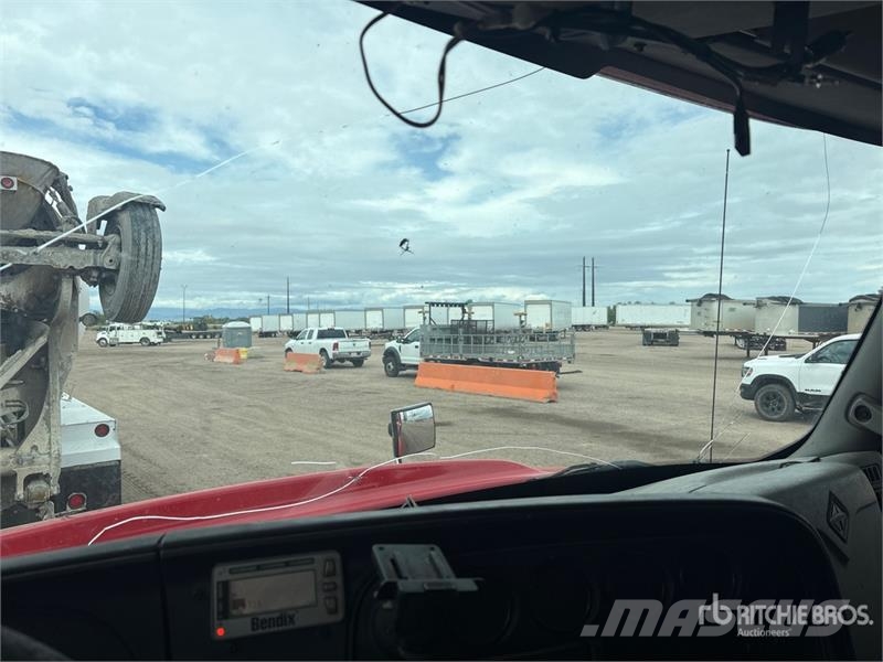 International LF687 6x4 T/A Sleeper Truck Tractor 트랙터 유닛