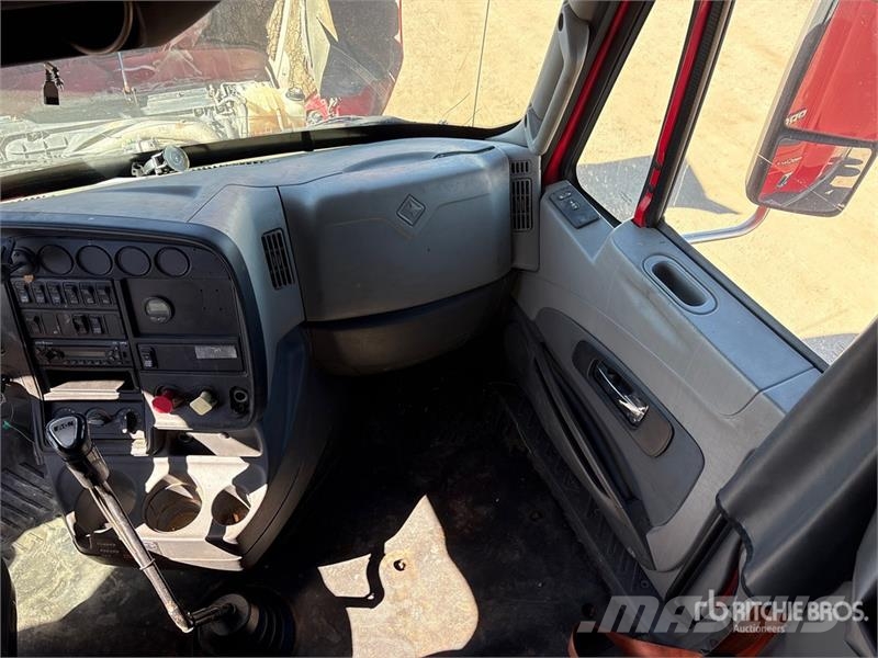 International LF687 6x4 T/A Sleeper Truck Tractor Tegljači
