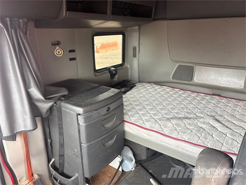 International LF687 6x4 T/A Sleeper Truck Tractor 트랙터 유닛