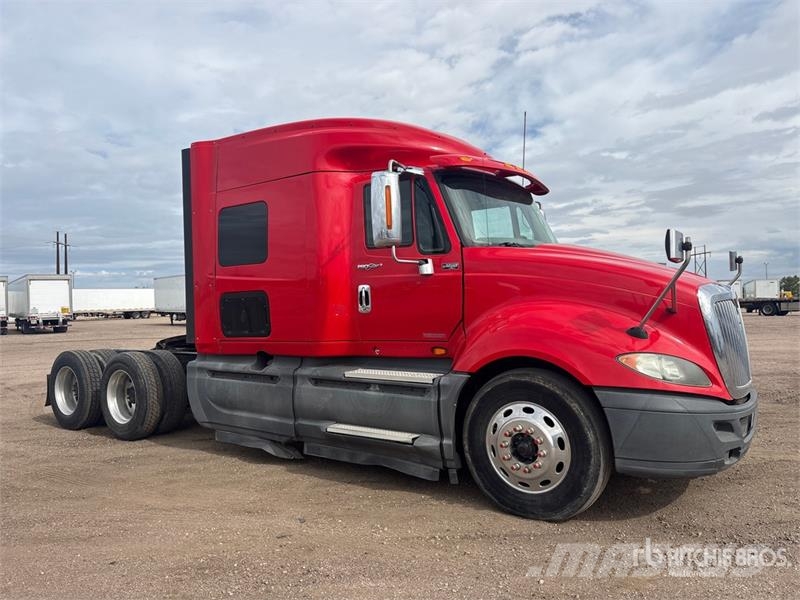 International LF687 6x4 T/A Sleeper Truck Tractor 트랙터 유닛