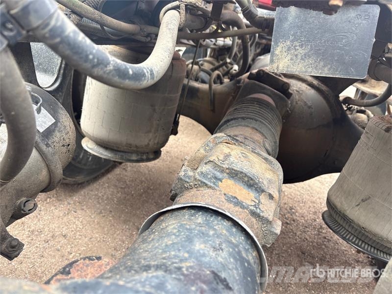 International LF687 6x4 T/A Sleeper Truck Tractor 트랙터 유닛