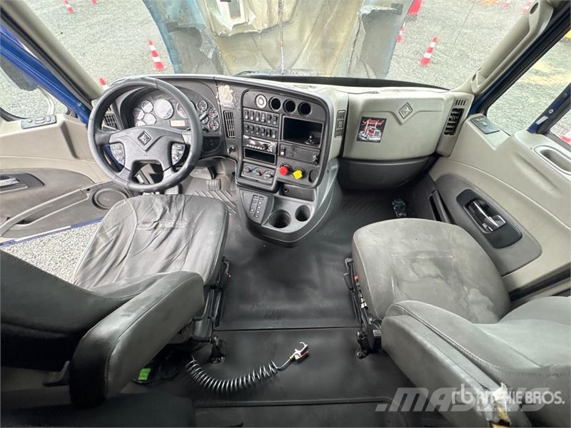International LF687 6x4 T/A Sleeper Truck Tractor Vilcēji