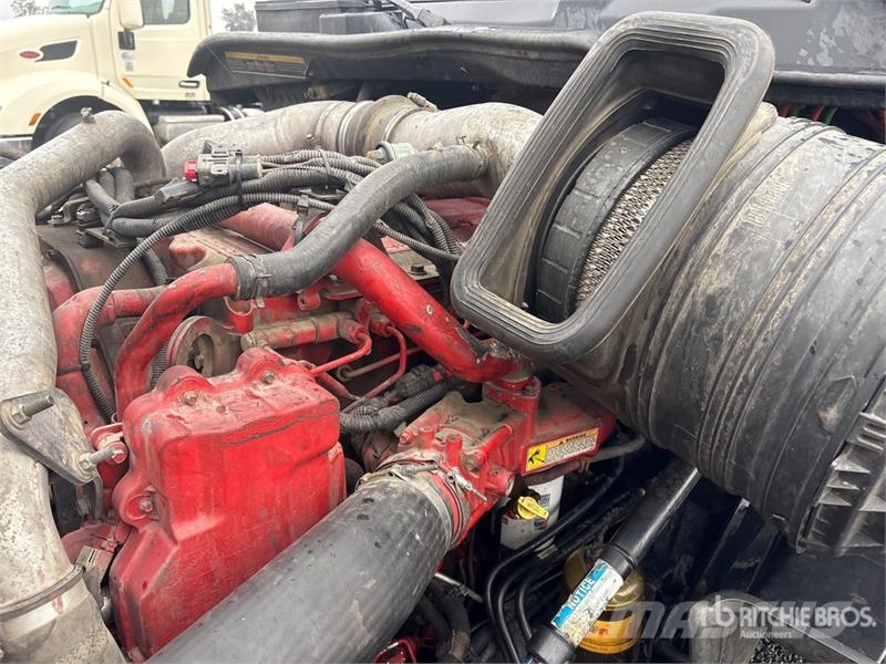 International LF687 6x4 T/A Sleeper Truck Tractor Vilcēji
