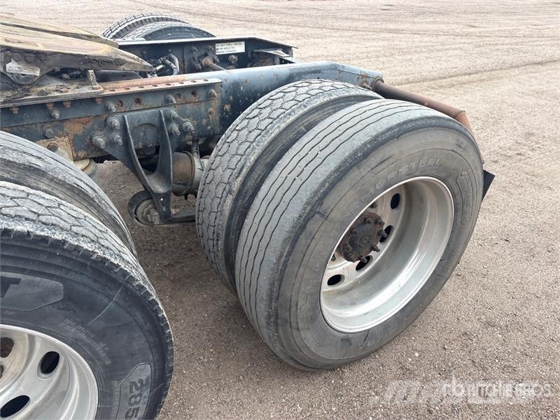 International LF687 6x4 T/A Sleeper Truck Tractor 트랙터 유닛