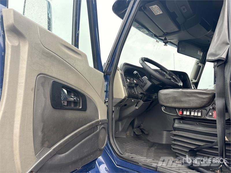International LF687 6x4 T/A Sleeper Truck Tractor Vilcēji