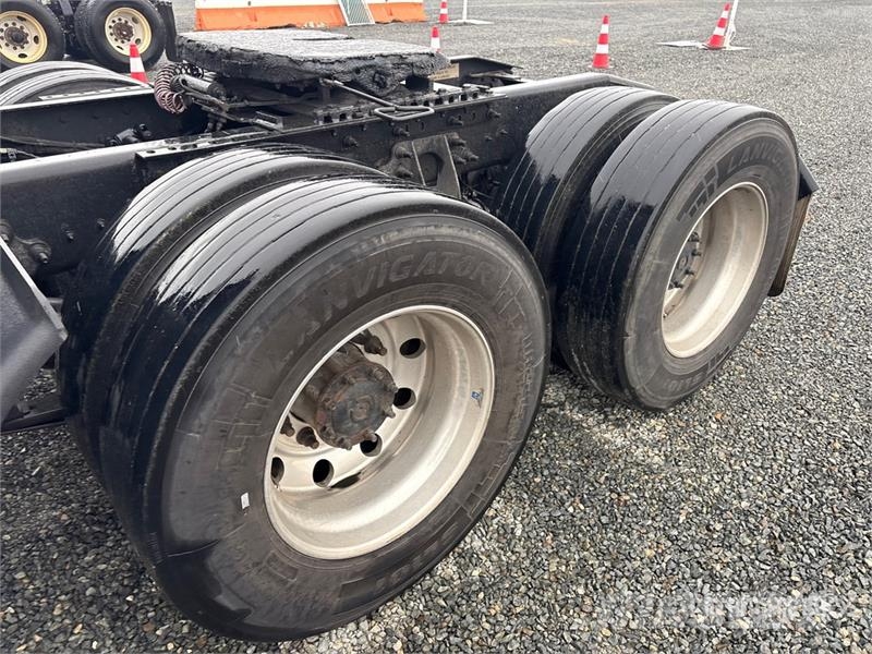 International LF687 6x4 T/A Sleeper Truck Tractor Vilcēji