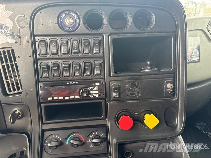 International LF687 6x4 T/A Sleeper Truck Tractor Vilcēji