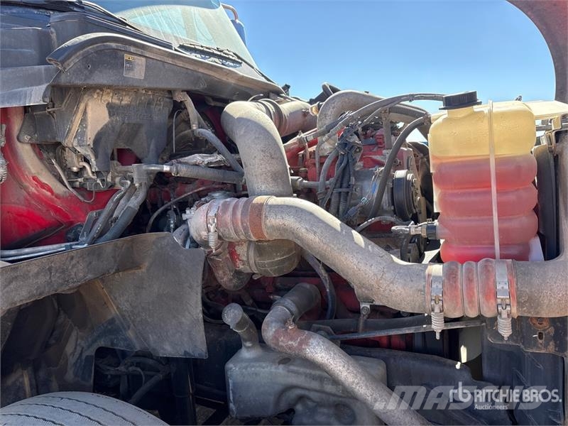 International LF687 6x4 T/A Sleeper Truck Tractor Tegljači