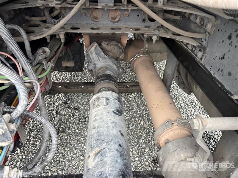 International LF687 6x4 T/A Sleeper Truck Tractor Vilcēji