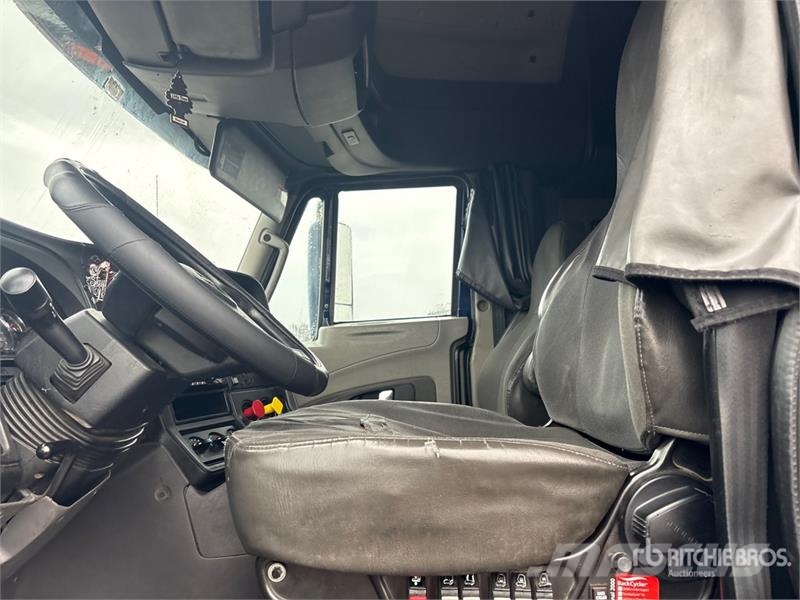 International LF687 6x4 T/A Sleeper Truck Tractor Vilcēji